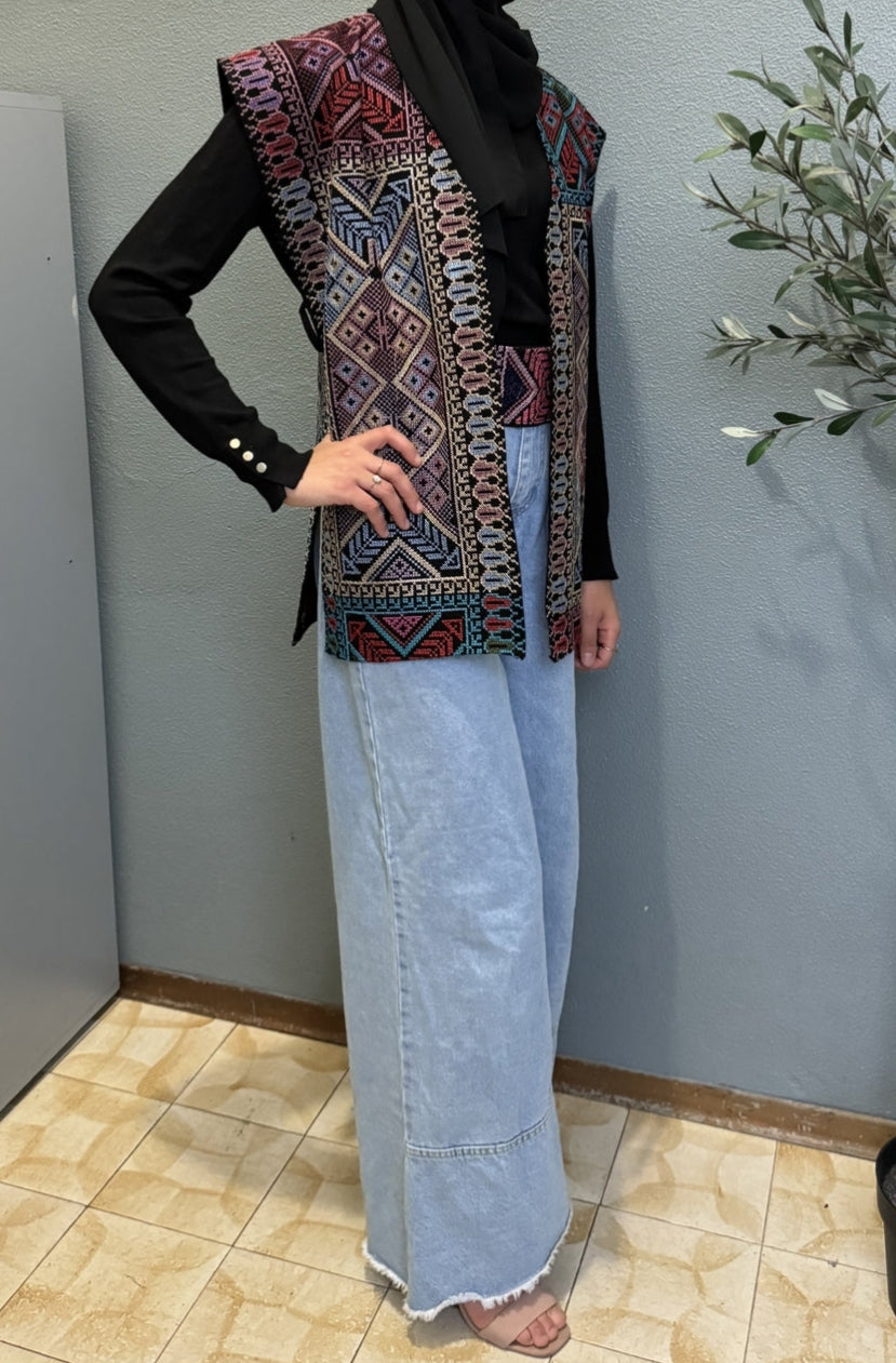 Gilet corto interamente ricamato con tatriz colorato