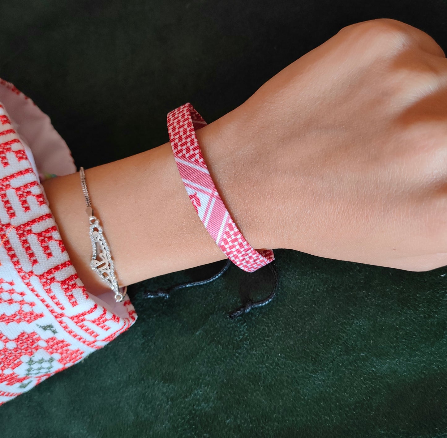 Bracciale in tessuto con motivo kefiah
