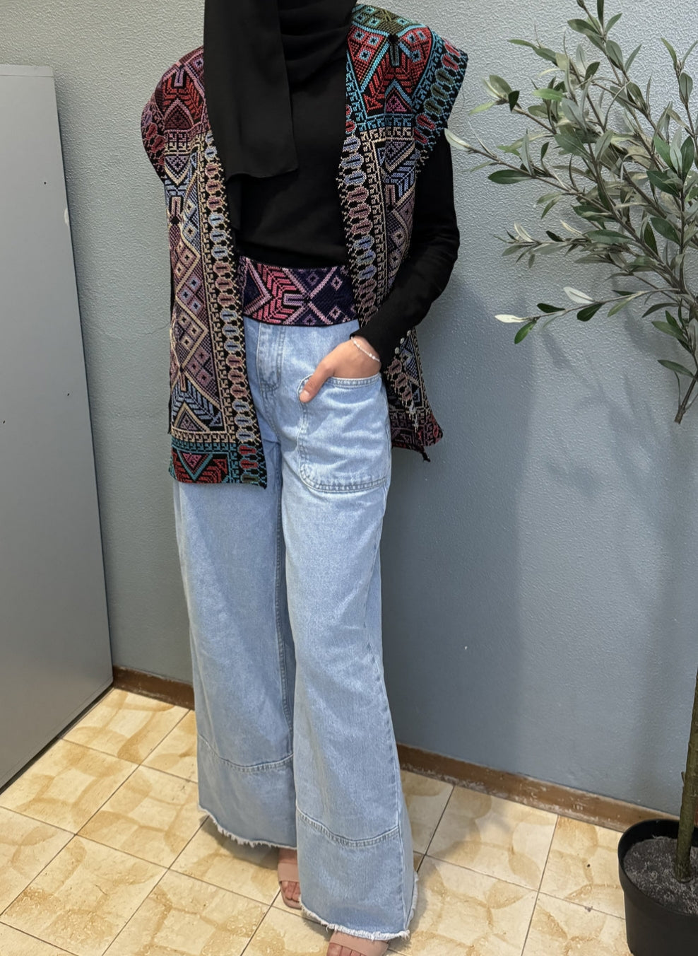 Gilet corto interamente ricamato con tatriz colorato