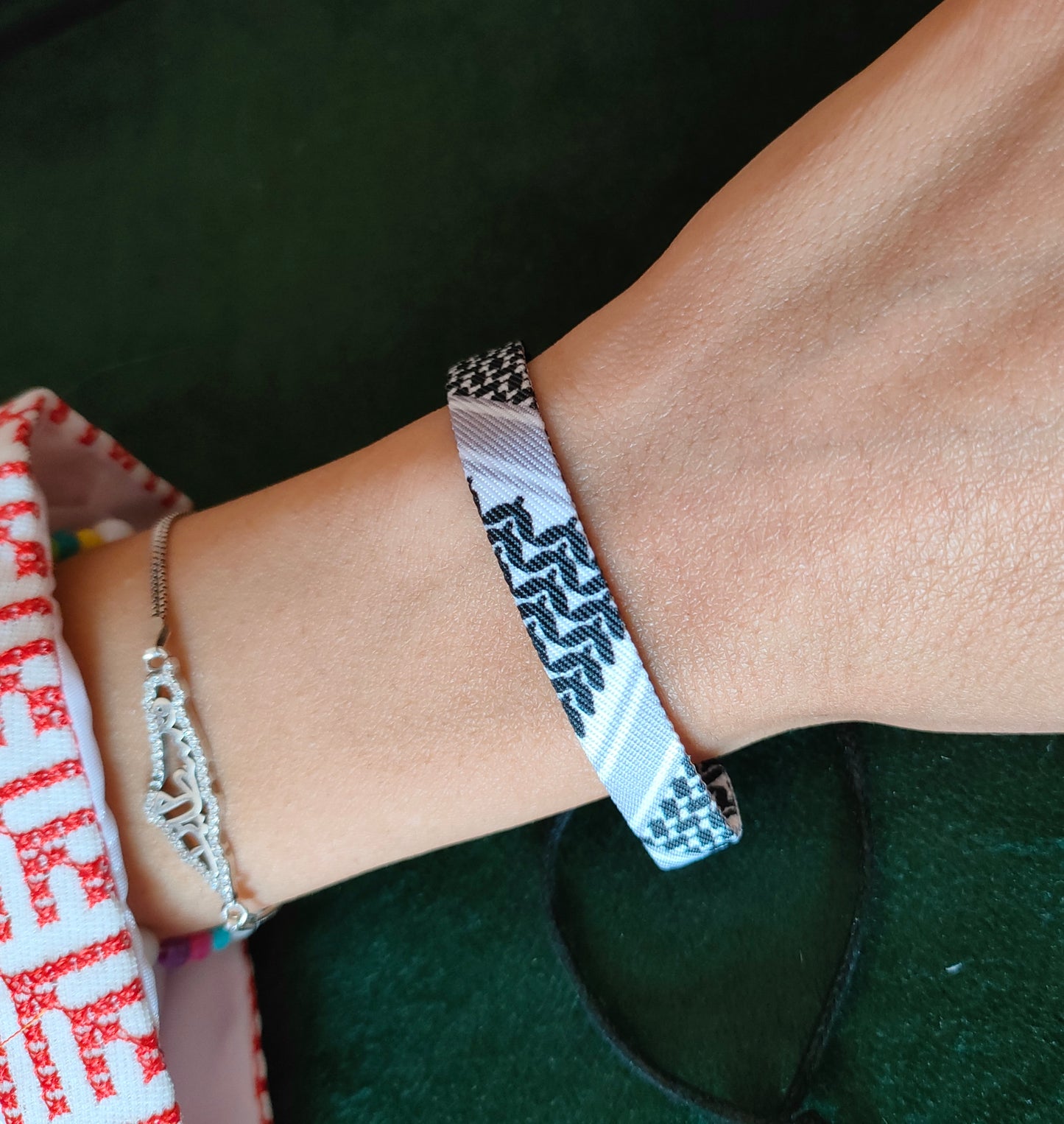 Bracciale in tessuto con motivo kefiah