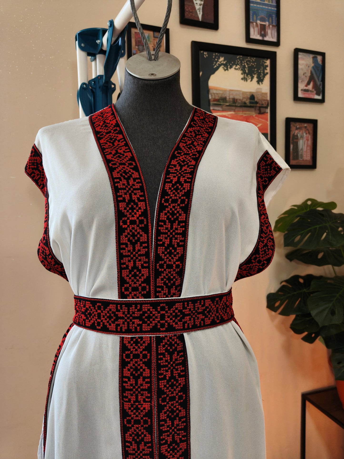 Gilet bianco tatreez rosso