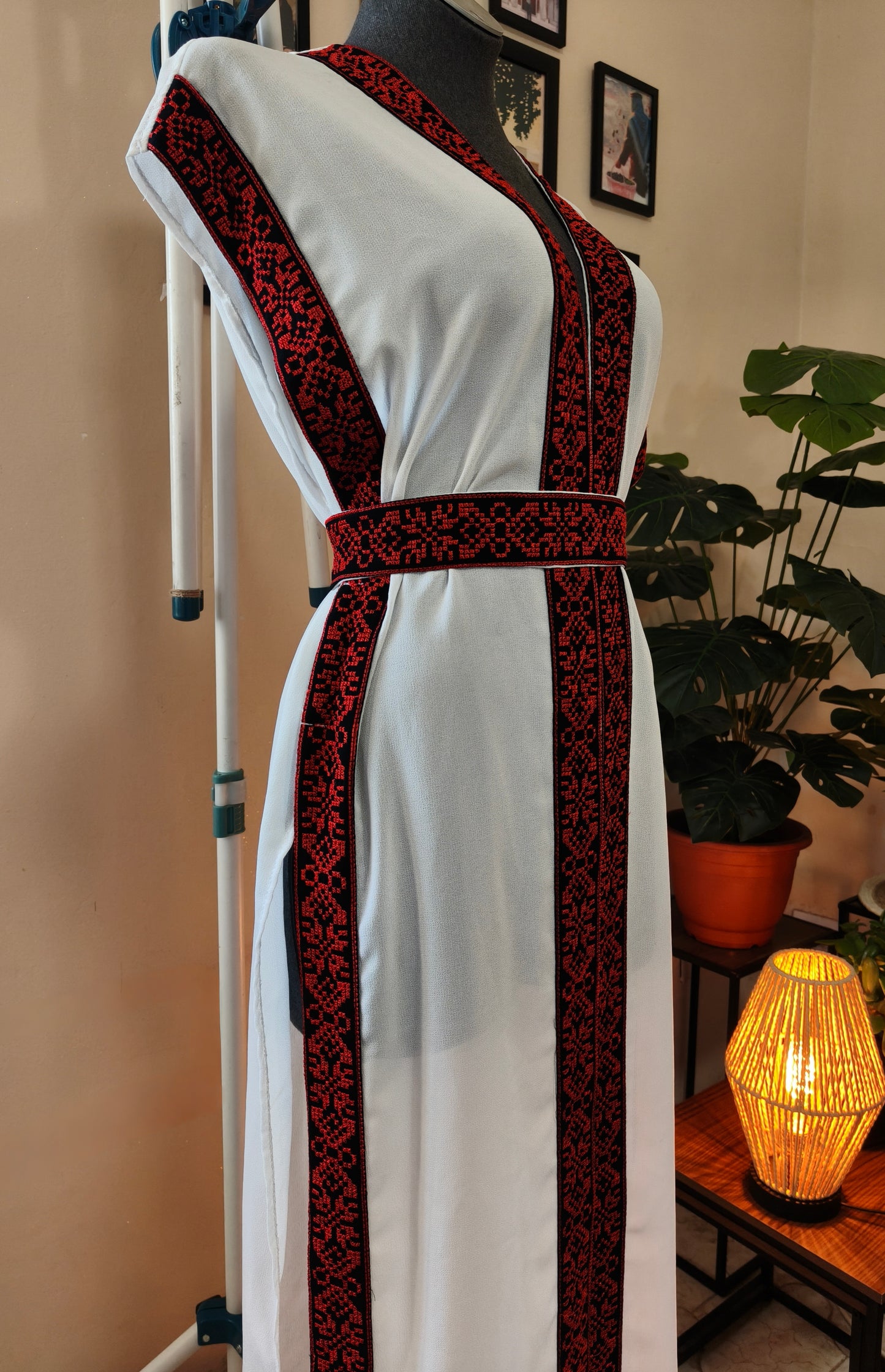 Gilet bianco tatreez rosso