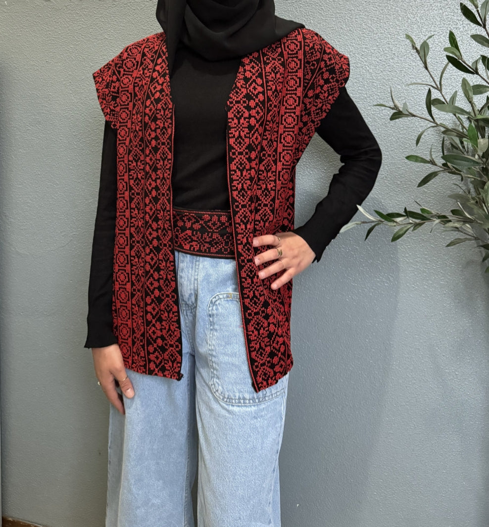 Gilet corto interamente ricamato con tatriz rosso