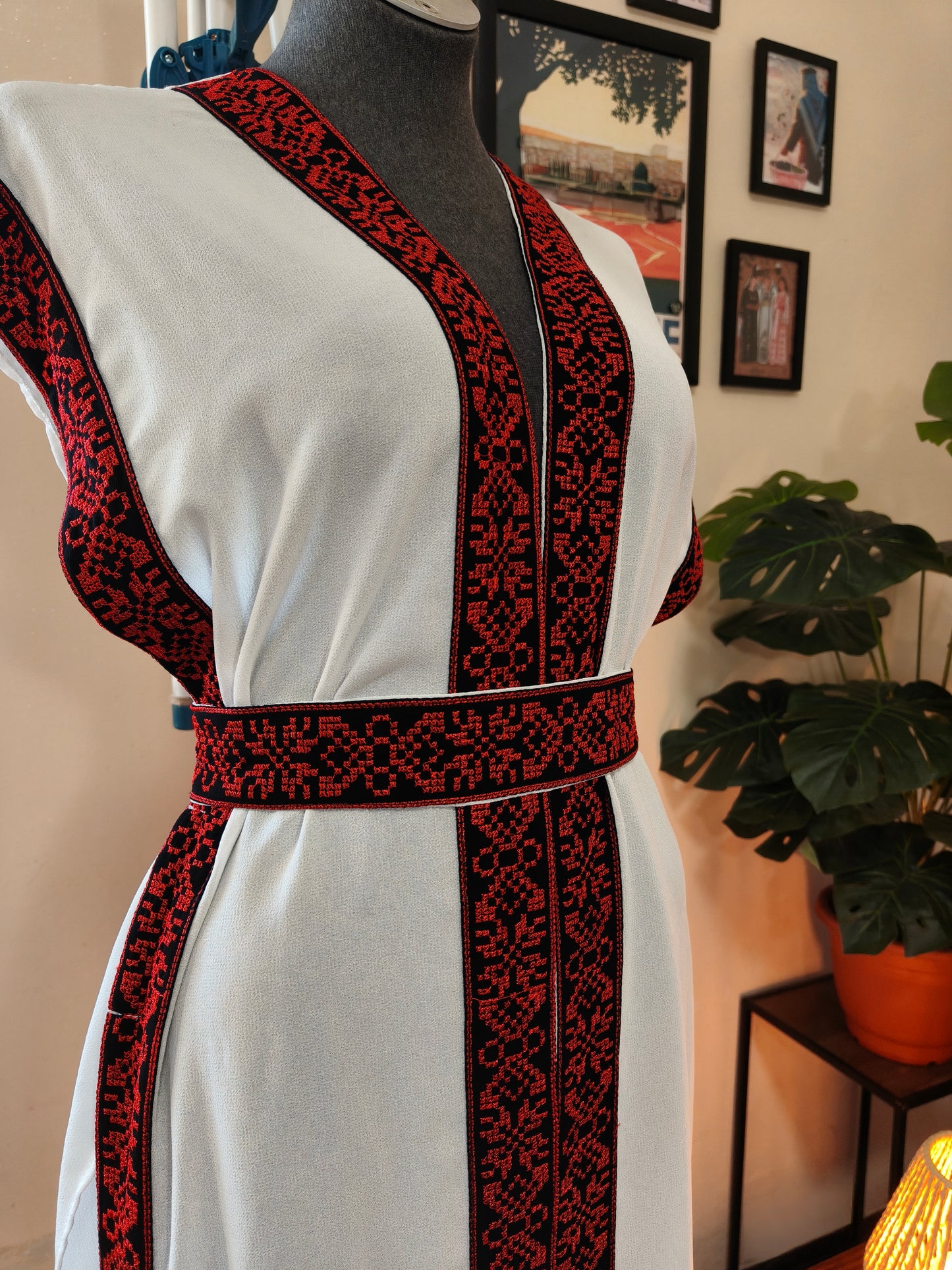 Gilet bianco tatreez rosso