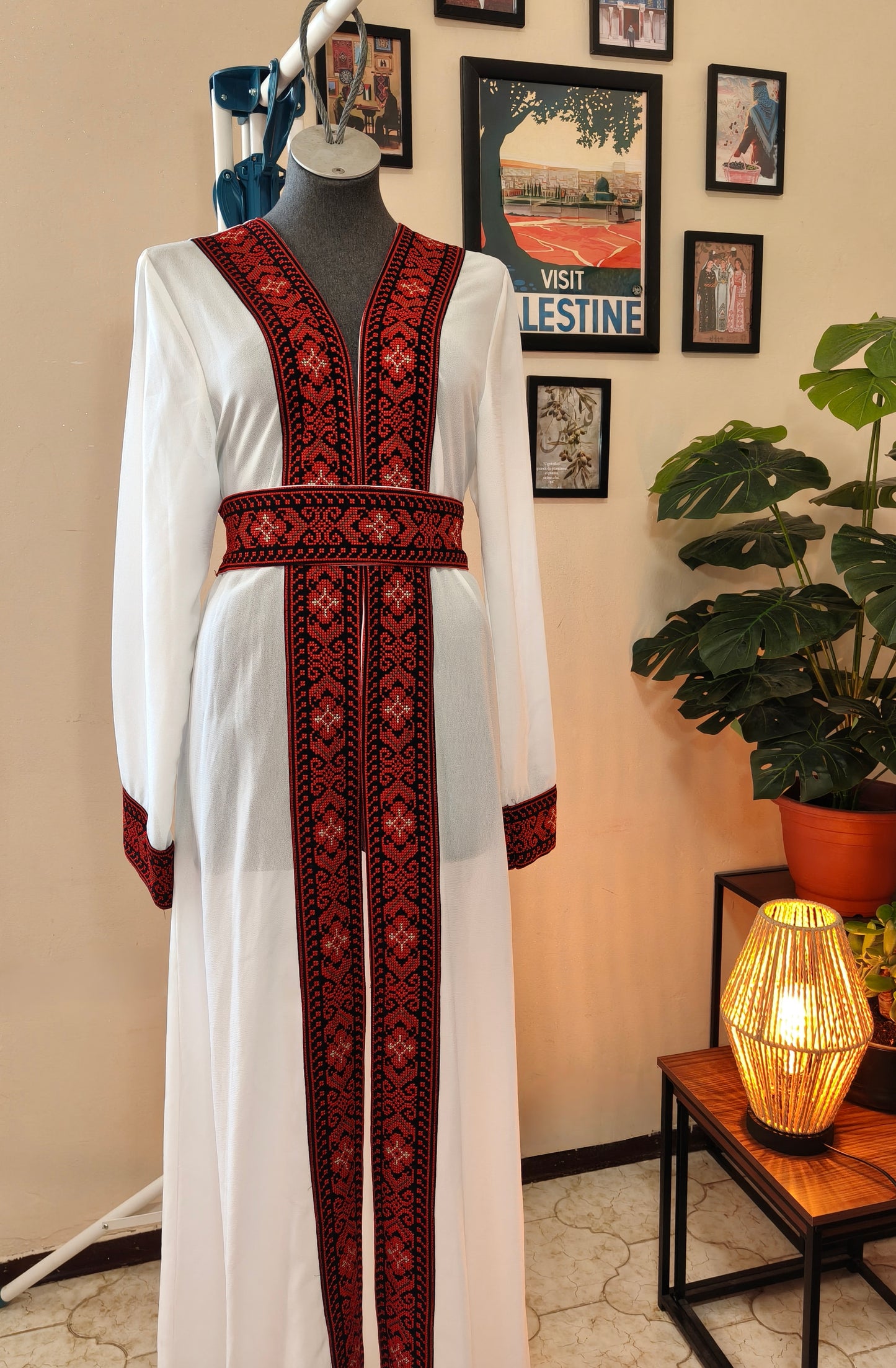 Kimono bianco tatreez rosso