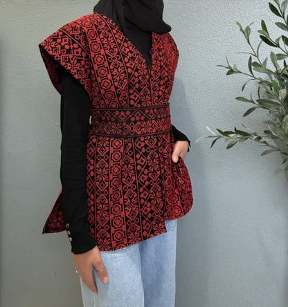 Gilet corto interamente ricamato con tatriz rosso