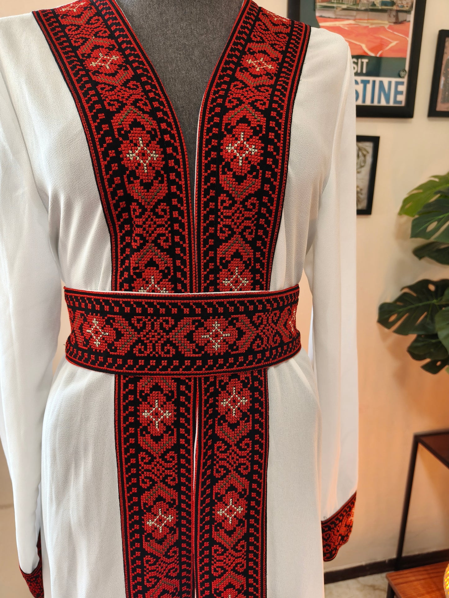 Kimono bianco tatreez rosso