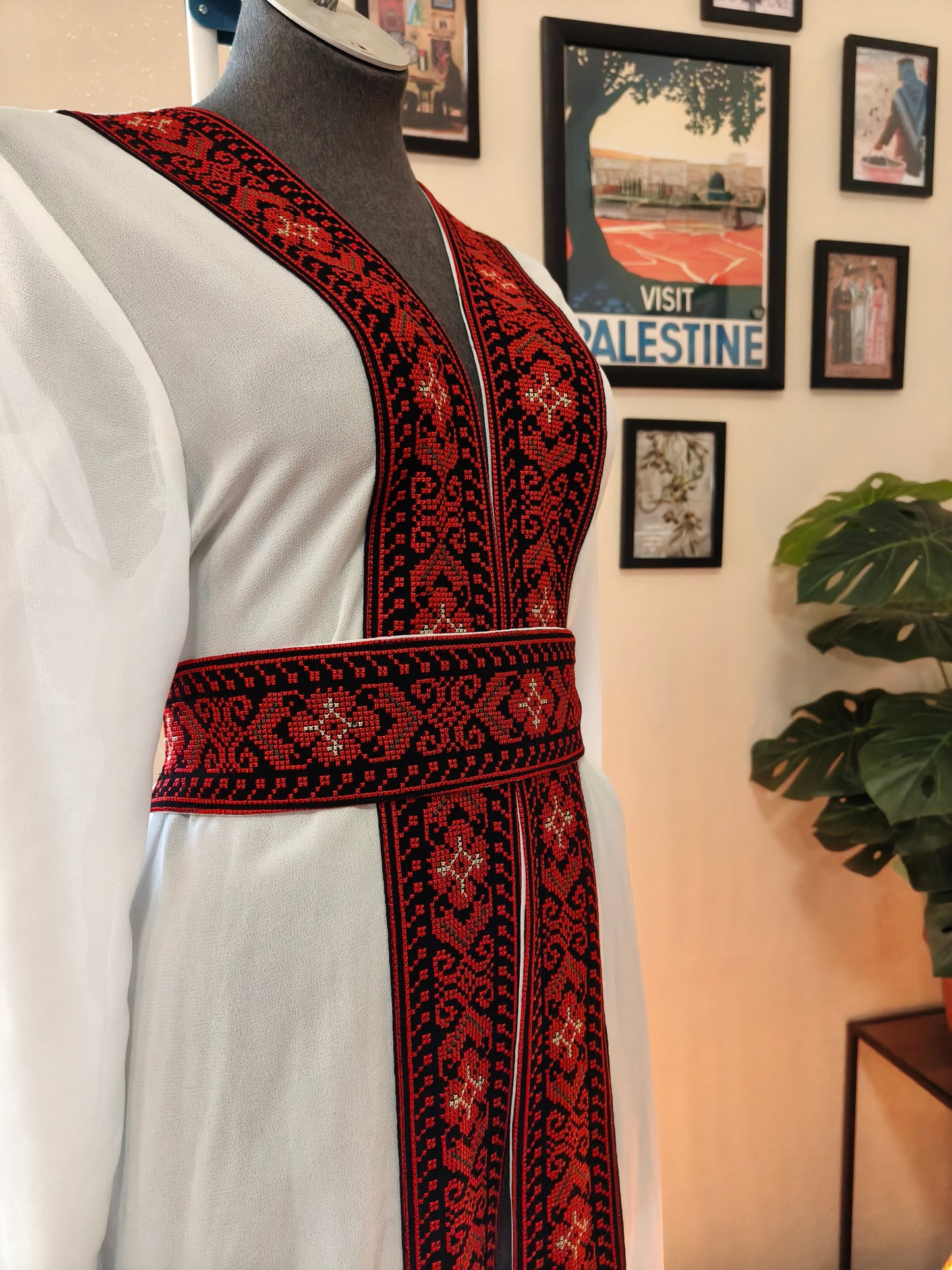 Kimono bianco tatreez rosso