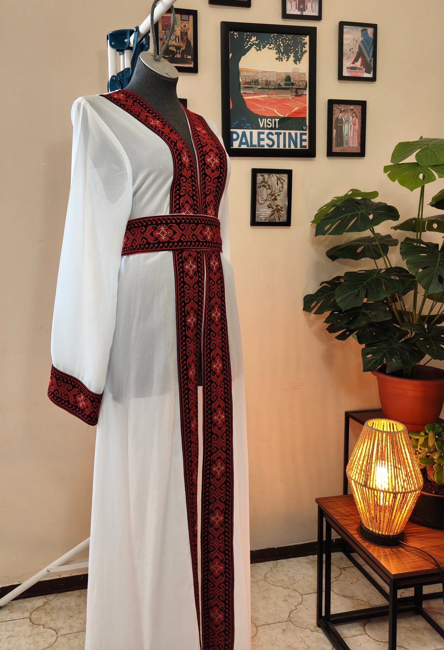 Kimono bianco tatreez rosso